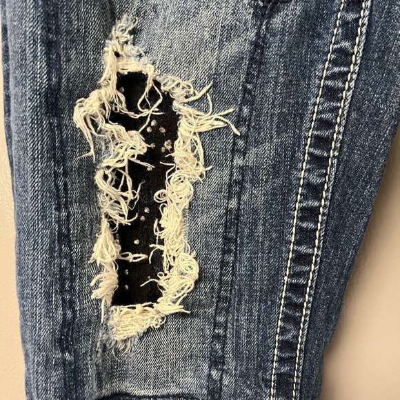 MISS ME DISTRESSED JEANS BLACK STONE INSERTS SKULL BUTTONS 30 X29 CAPRI - Picture 3 of 11